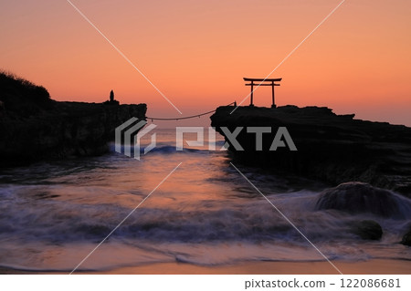 [Shizuoka Prefecture] Shirahama Shrine, Daimyojin Rock's Red Torii Gate at Dawn 122086681