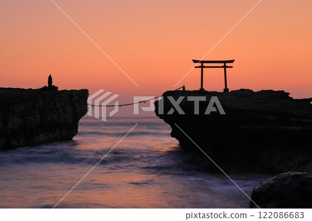 [Shizuoka Prefecture] Shirahama Shrine, Daimyojin Rock's Red Torii Gate at Dawn 122086683
