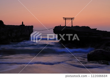 [Shizuoka Prefecture] Shirahama Shrine, Daimyojin Rock's Red Torii Gate at Dawn 122086684