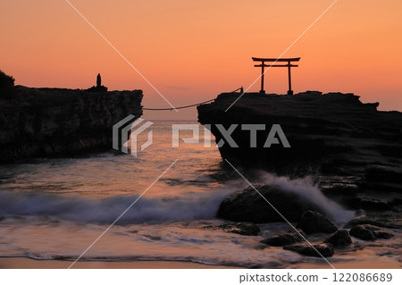 [靜岡縣]白濱神社/大名神岩紅色鳥居黎明 122086689