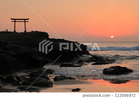 (靜岡縣)白浜神社、大明神庭明鳥居日出 (靜岡縣)白浜神社、大明神庭明鳥居日出 122086972