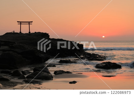(Shizuoka Prefecture) Shirahama Shrine, Daimeijiniwa Akatorii Sunrise 122086973