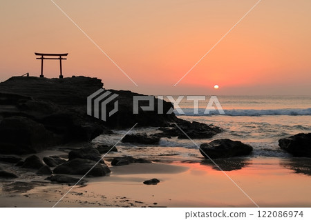 (靜岡縣)白浜神社、大明神庭明鳥居日出 (靜岡縣)白浜神社、大明神庭明鳥居日出 122086974