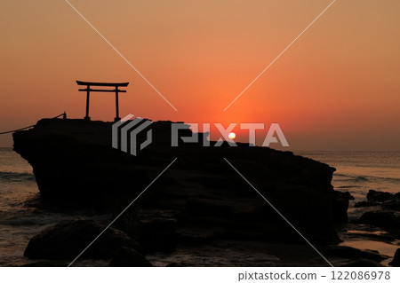 (靜岡縣)白浜神社、大明神庭明鳥居日出 (靜岡縣)白浜神社、大明神庭明鳥居日出 122086978