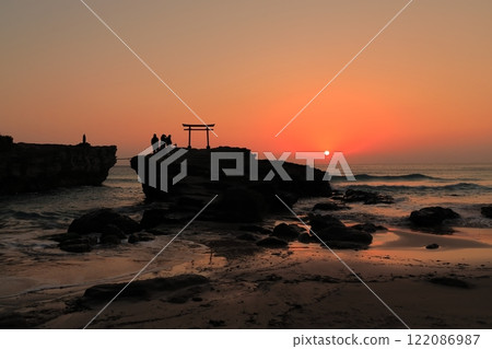 (Shizuoka Prefecture) Shirahama Shrine, Daimeijiniwa Akatorii Sunrise 122086987