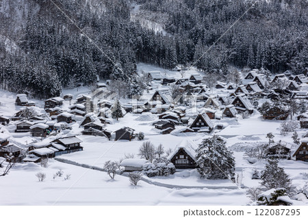 [岐阜縣]雪世界遺產“白川鄉” 122087295