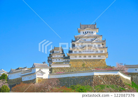 View of the cherry blossoms in full bloom at Himeji Castle from Sannomaru Square in Kansai, Himeji, Hyogo Prefecture (2) View of the cherry blossoms in full bloom at Himeji Castle from Sannomaru Square in Kansai, Himeji, Hyogo Prefecture (2) 122087376