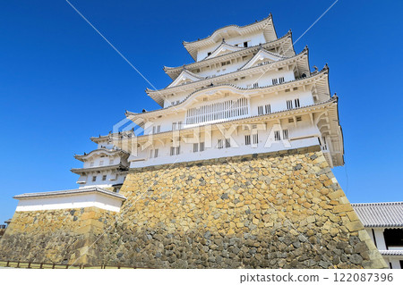 View of Himeji Castle, which is likened to the beauty of a white heron, from the square at the site of Bizenmaru in Kansai, Himeji, Hyogo Prefecture (4) 122087396