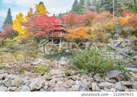 A view of the Inobuchi Observatory surrounded by autumn leaves as seen from the observation deck of Oihira Park in Toyota City (Aichi Prefecture) A view of the Inobuchi Observatory surrounded by autumn leaves as seen from the observation deck of Oihira Park in Toyota City (Aichi Prefecture) 122087631