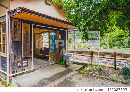Autumn scenery of the station building and platform at Sessokyo Onsen Station in Kawane Town (Shizuoka Prefecture) 122087795