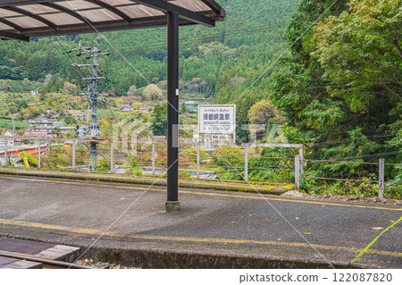 Autumn scenery on the platform at Sessokyo Onsen Station in Kawane Town (Shizuoka Prefecture) 122087820