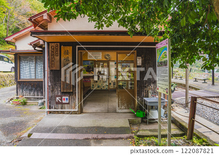 Autumn scenery of the station building and platform at Sessokyo Onsen Station in Kawane Town (Shizuoka Prefecture) 122087821