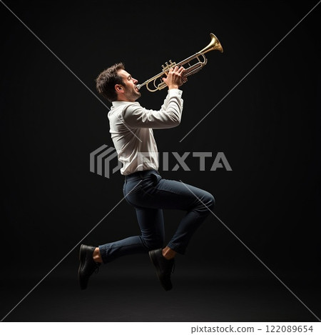 跳躍時吹喇叭的男人 122089654
