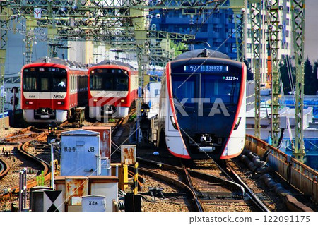 The 5500 series subway "Asakusa Line" also serves as a route to the international airport via downtown Asakusa 122091175