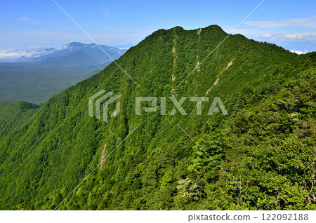 Summer in the Misaka Mountains: View of the green mountains of Yukigashira and Onigatake from Junigatake 122092188