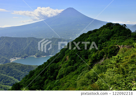 夏季從禦坂山鬼嶽山頂眺望富士山、雪戶岳和西湖。 122092218