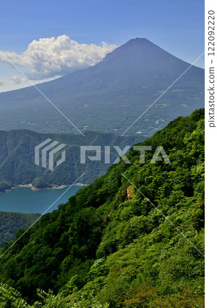 從禦坂山鬼嶽山頂眺望夏季的富士山 從禦坂山鬼嶽山頂眺望夏季的富士山 122092220