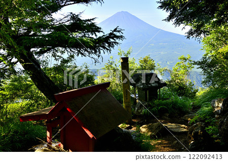 富士山和禦坂山十二嶽山頂的紅色神社 122092413