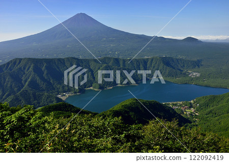 從禦坂山十二嶽山頂眺望夏季的富士山和西湖 122092419