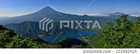 從禦坂山十二嶽山頂眺望夏季的富士山和西湖全景 122092420