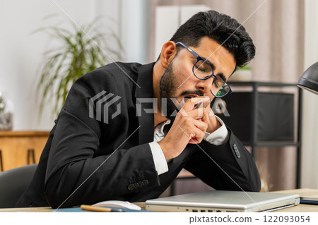 Bored sleepy business man worker working on laptop computer, yawning, falling asleep at home office 122093054
