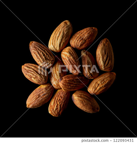 香烤杏仁的特寫照片，黑色背景上的切口 122093431