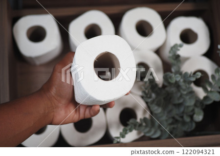 top view of holding a roll of toilet paper top view of holding a roll of toilet paper 122094321