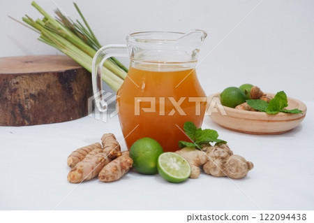 Ginger juice with fresh ginger and lemon on white background. Healthy drink. 122094438