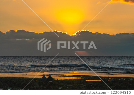 People waiting for the first sunrise of the year on Yakushima Island (winter) People waiting for the first sunrise of the year on Yakushima Island (winter) 122094510