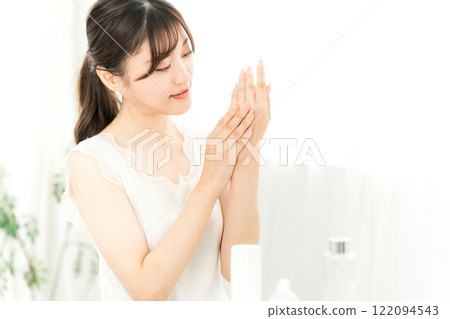 Japanese women applying hand cream to the back of their hands (skin care) Japanese women applying hand cream to the back of their hands (skin care) 122094543