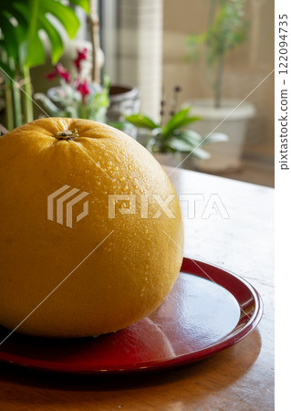 自然光照射下的半瓶玉和紅漆托盤 122094735