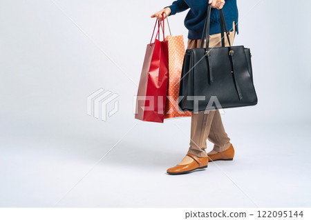 Senior woman carrying heavy luggage 122095144