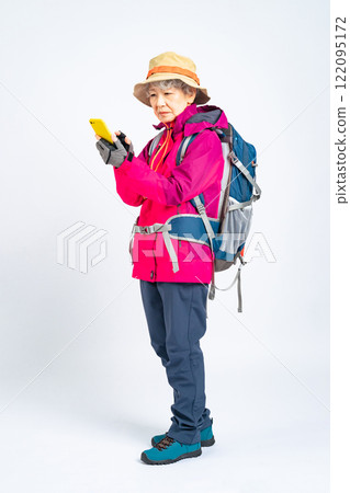 一位身穿登山服的高級女性使用智慧型手機的全身照片 122095172