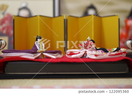 展示 3 月 3 日女兒節的皇宮和女兒節娃娃。 展示 3 月 3 日女兒節的皇宮和女兒節娃娃。 122095360