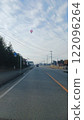 氣球漂浮在鄉村的天空 122096264