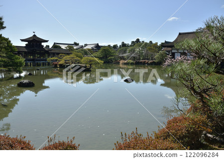 Heian Shrine East Garden: Seiho Pond in early spring [Nationally designated scenic garden] 122096284