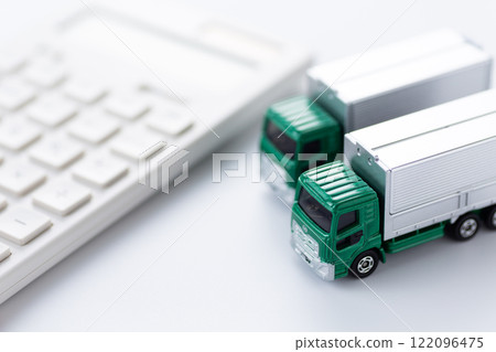 運輸卡車和計算器 122096475