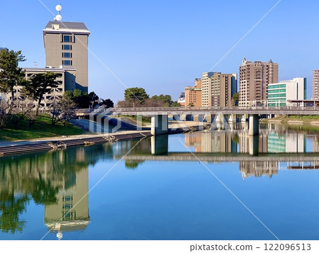 藍天下的大藤川水鏡倒映著城市景觀(從明代橋眺望櫻木橋/愛知縣岡崎市) 藍天下的大藤川水鏡倒映著城市景觀(從明代橋眺望櫻木橋/愛知縣岡崎市) 122096513