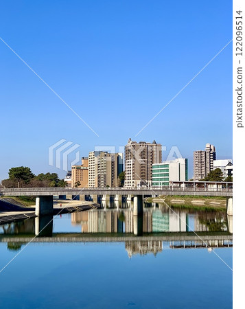 藍天下的大藤川水鏡倒映著城市景觀（從明代橋眺望櫻木橋/愛知縣岡崎市） 122096514