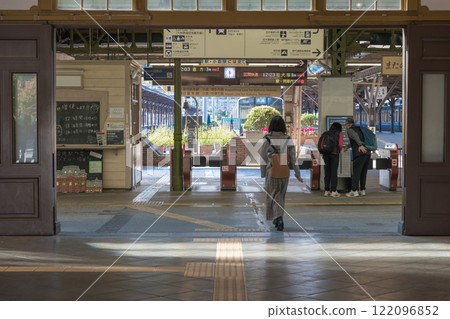 [Kitakyushu Mojiko Retro Mojiko Station ticket gates, people present] 122096852