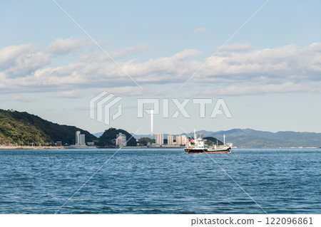 [北九州門司港、關門海峽和來自輪船的貨船] 122096861