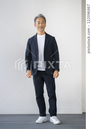 一名60多歲的男子對著鏡頭微笑 一名60多歲的男子對著鏡頭微笑 122096867