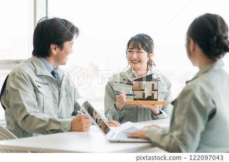 Architects and designers working at construction companies, house manufacturers, construction companies, and builders meeting in front of architectural models Architects and designers working at construction companies, house manufacturers, construction companies, and builders meeting in front of architectural models 122097043