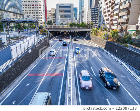 首都高速中央環線（銀座附近）是經由填海築地河而建成並開通的。 122097138