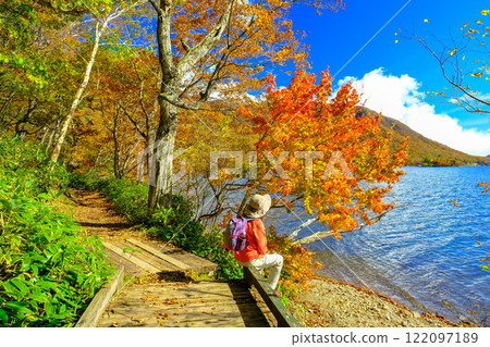 在大沼湖邊放鬆的女人 122097189
