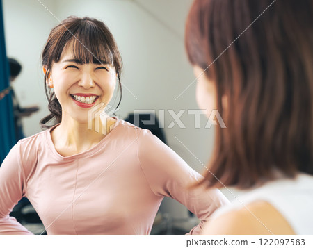 A woman receiving counseling from an instructor at the gym 122097583