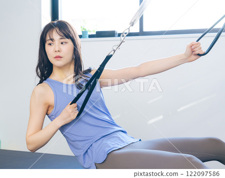 一位女士正在上機器普拉提課 122097586