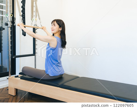 女人做機器普拉提訓練 122097605