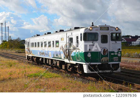 The "Kamuysaurus (Mukawa Dragon) Revival Train" runs along the Muroran Main Line and arrives at Oiwake Station 122097636