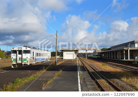 「神龍（Mukawa Ryu）恢復列車」的Kiha 40 1706和Kiha 150 103在追分站排隊 122097690